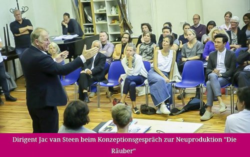 Dirigent Jac van Steen beim Konzeptionsgespräch zur Neuproduktion "Die Räuber"